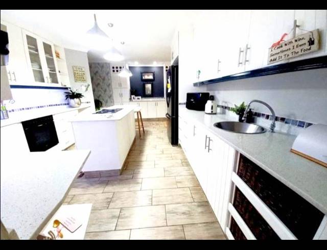 4 BEDROOM HOUSE FOR SALE IN MEER EN SEE